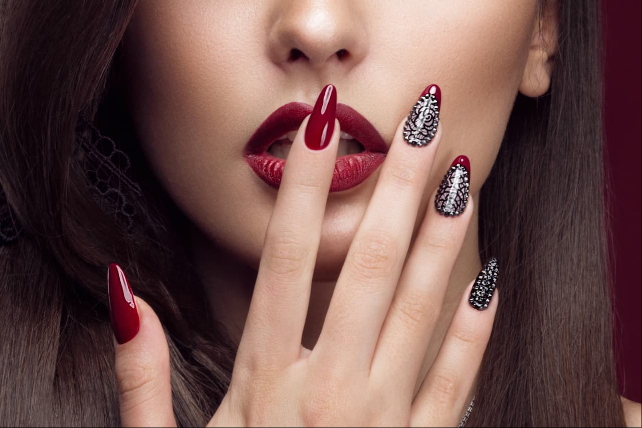 Siete esmaltes oscuros para lucir uñas increíbles en verano