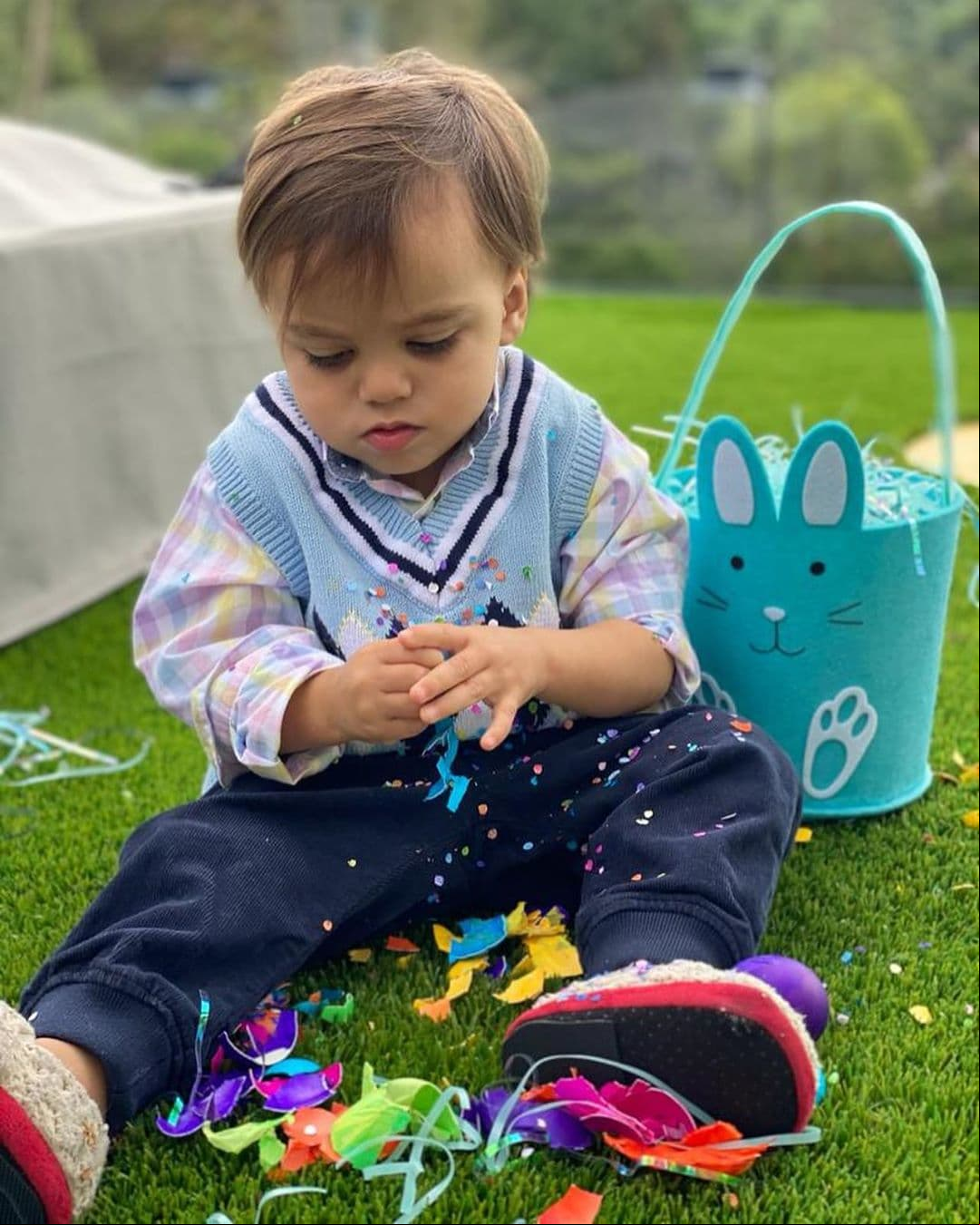 Eva Longoria compartió una tierna fotografía de su hijo Santiago, en donde se le puede ver al pequeño disfrutando de la búsqueda de huevos de Pascua.