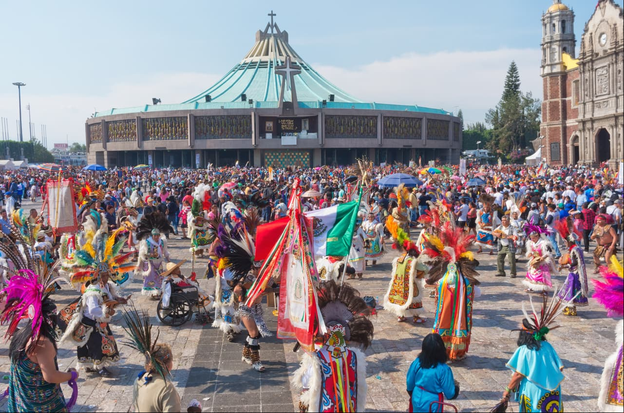Esta es la razón por la que cada año, millones de peregrinos provenientes de todas partes de la República Mexicana se congregan en "La Villa", el templo dedicado a la "morenita", para celebrar su primera aparición.