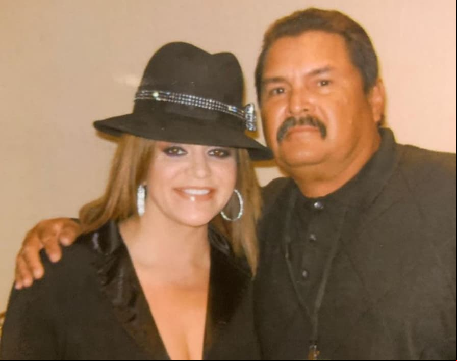A pesar de que Pete Salgado fue mánager de Jenni Rivera, los problemas comenzaron cuando él escribió un libro sobre ‘La gran señora’, el cual fue tomado para hacer la serie no oficial ‘Su nombre era Dolores, la Jenn que yo conocí’, situación que no le gustó a la familia.