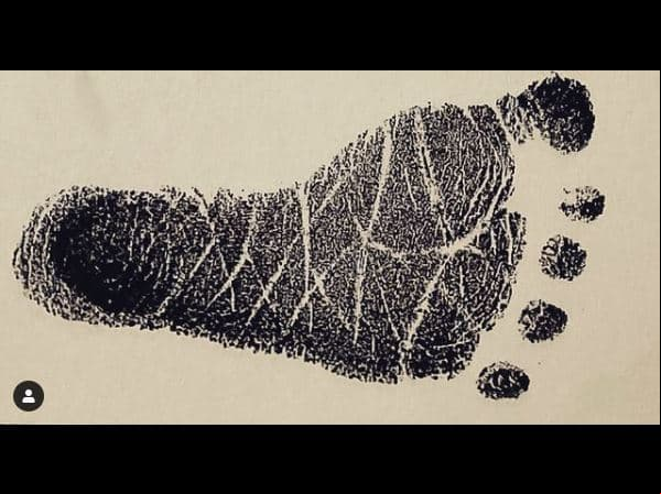 Tal como lo hizo a lo largo de esos nueve meses de embarazo, la actriz anunció el nacimiento de su hijo Liam con una tierna fotografía de la huellita del pie del recién nacido, quien llegó al mundo el pasado 19 de diciembre.