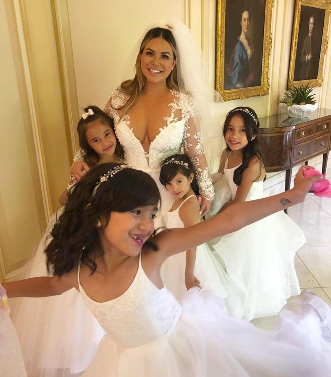 Aunque la boda se celebró en junio de 2019, Chiquis compartió fotografías y videos meses después, destacando una imagen en compañía de su hijastra y sus sobrinas en ese día tan especial.