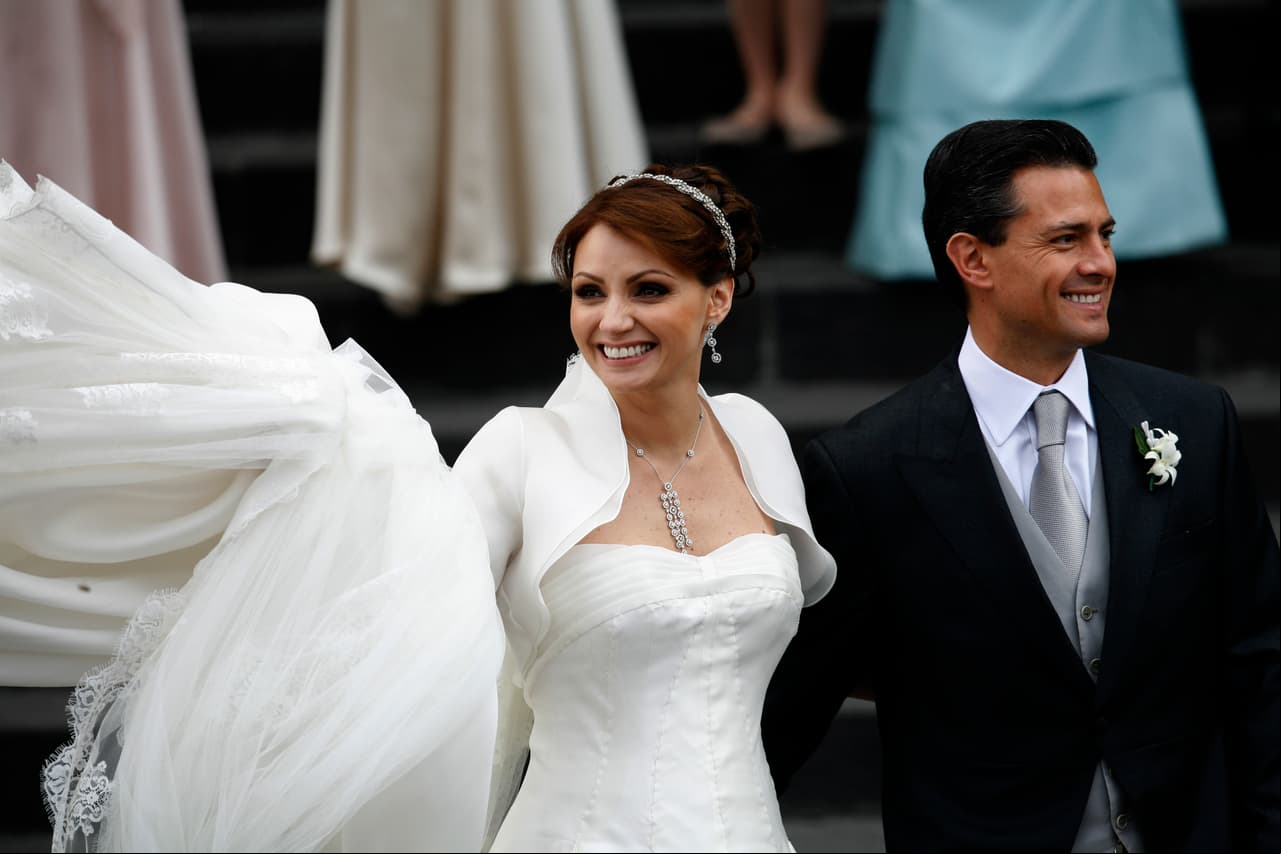 Sus hijos también fungieron como padrinos en la Iglesia. Paulina y Sofía fueron madrinas de lazo, Nicole de biblia y rosario, Fernanda de anillos, Regina de ramo y Alejandro fue quien entregó a Angélica Rivera en el altar.