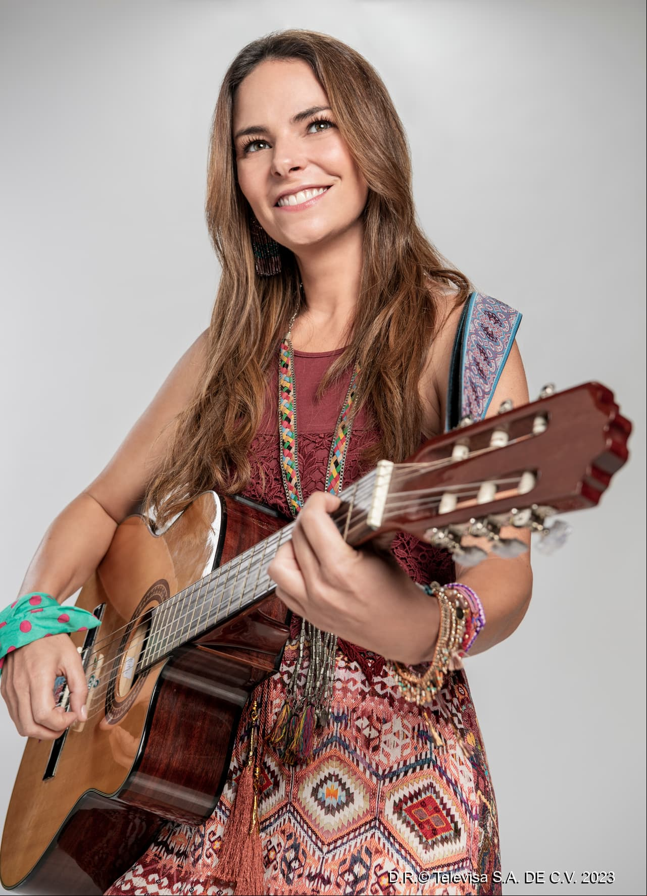 'Paula' (Alejandra Robles Gil), es una mujer moderna, independiente, dinámica, trabajadora, incansable y siempre llena de energía. La música es su pasión y su refugio. Cuando toca la guitarra, cualquier tormenta se calma. Profundamente maternal, bondadosa, no soporta las injusticias y vive anhelando tener la familia que perdió cuando murieron sus padres. Se casa con 'Rogelio' y revoluciona a la familia Iturbide.