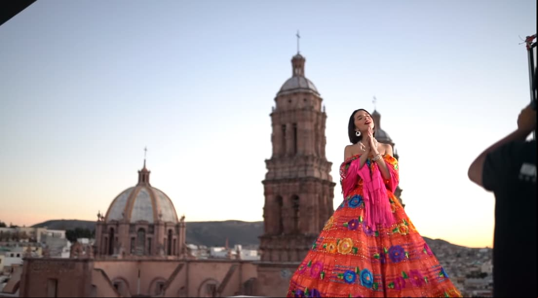 En otra locación, al atardecer, usó un diseño naranja con flores de diferentes colores, además de usar un reboso rosa, destacando una vez más los bellos diseños mexicanos.