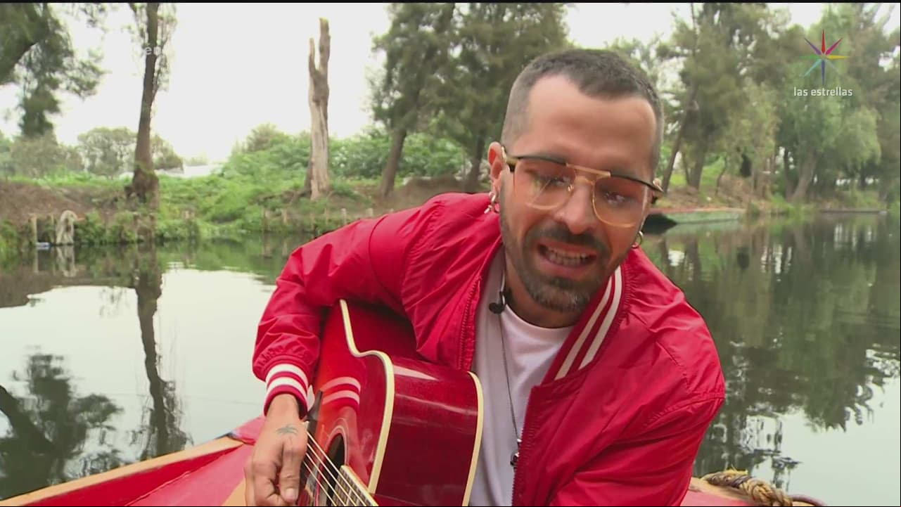 Mike Bahía canta y come chapulines en Xochimilco por primera vez