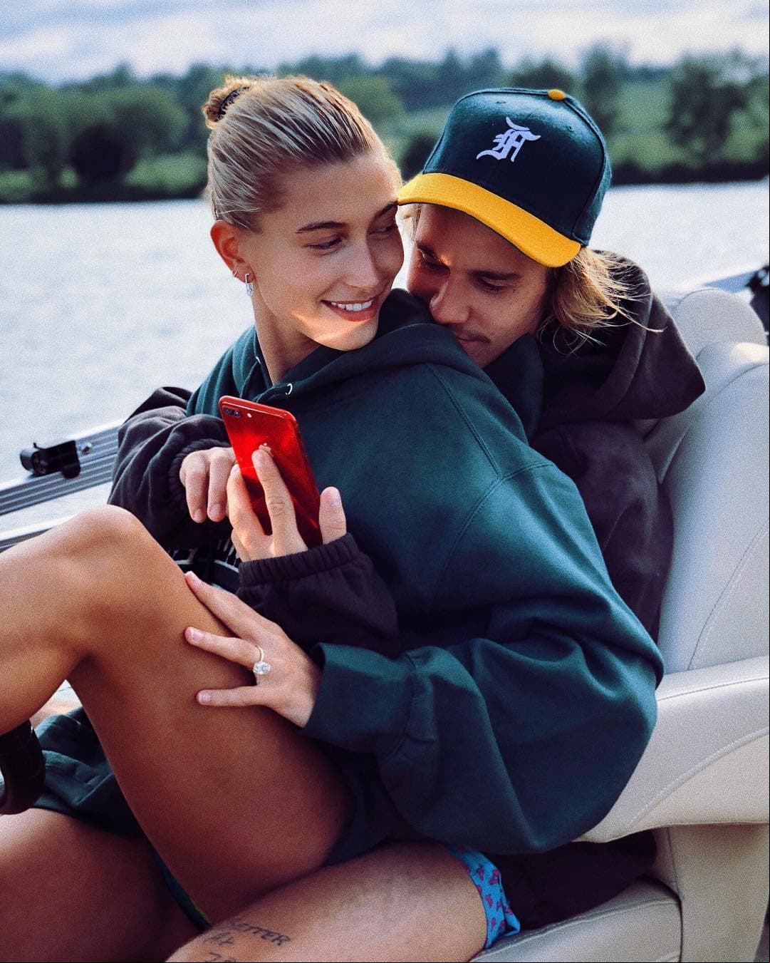 En julio de 2018, Justin Bieber selló su compromiso con Hailey Baldwin con una joya que, aseguran, el costo va de los 250 mil dólares hasta los 500 mil dólares; la pieza, que presume un gran diamante al frente, es portada con orgullo, por la modelo en varias fotos de su cuenta de Instagram.