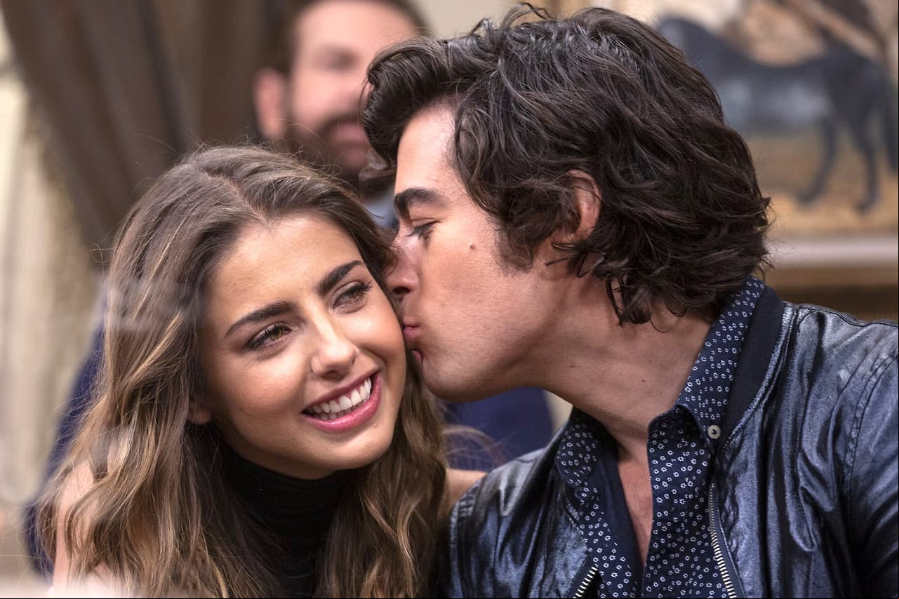 Michelle Renaud y Danilo Carrera ¿A quién no le gusta cantar y escuchar villancicos?, pregunta Danilo Carrera, quien junto a su novia y pareja protagónica en Quererlo Todo aparecerán en estos promocionales para dar un mensaje positivo a la gente.
