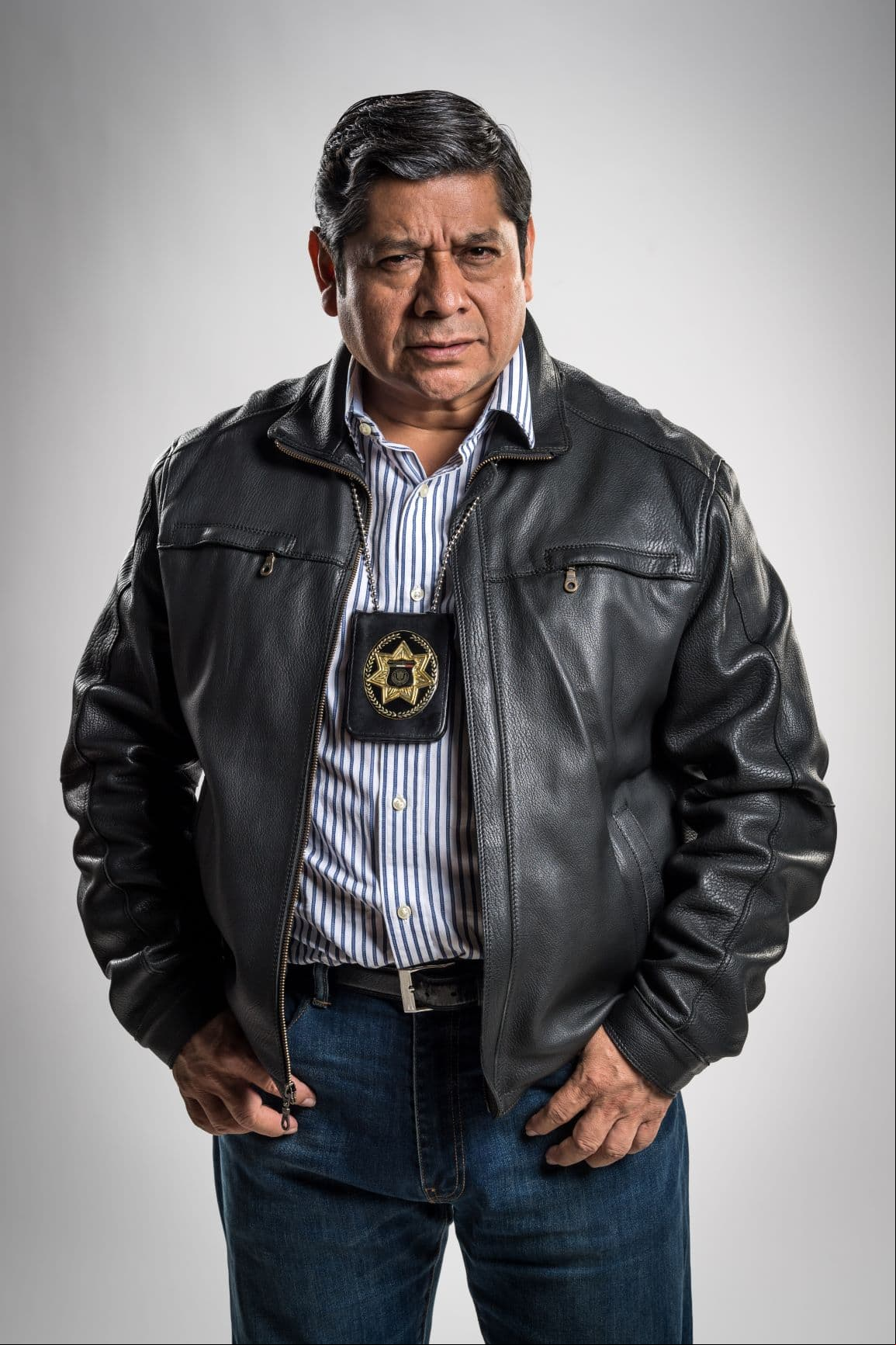 Manu es fugitivo de la ley, perseguido por Horacio, un policía corrupto que quiere vengarse de él, por haber matado a su hermano