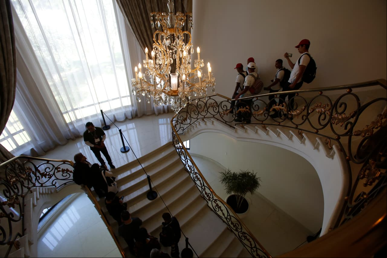 Al igual que Los Pinos, la Casa Presidencial cuenta con dos niveles, donde se ubican: el comedor, la cocina y las recámaras, entre otras áreas.