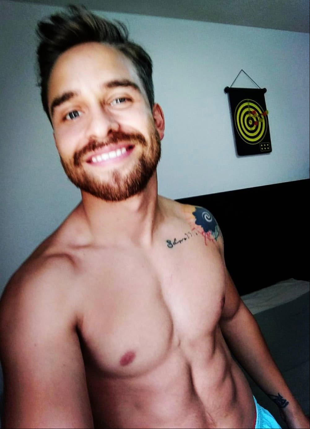 Cuando el comediante tenía 24 años se divorció de su esposa, debido a que se volvieron grandes amigos y se perdió la pareja. Sin embargo, siempre procuró mantener una relación cercana con el entonces pequeño Diego. En dicha plática con Infante, Rossano también reveló que la madre de su primer hijo murió en un accidente automovilístico en el año 2010. "Para mí fue un dolor terrible, hasta la fecha me sigue doliendo ver que se haya ido ella. Era una gran amiga. Me duele que Diego no tenga a su mamá", agregó.
