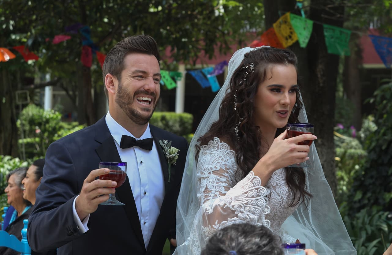 'Claudio' y 'Valentina' brindaron por todo el amor que se vivió en la boda.