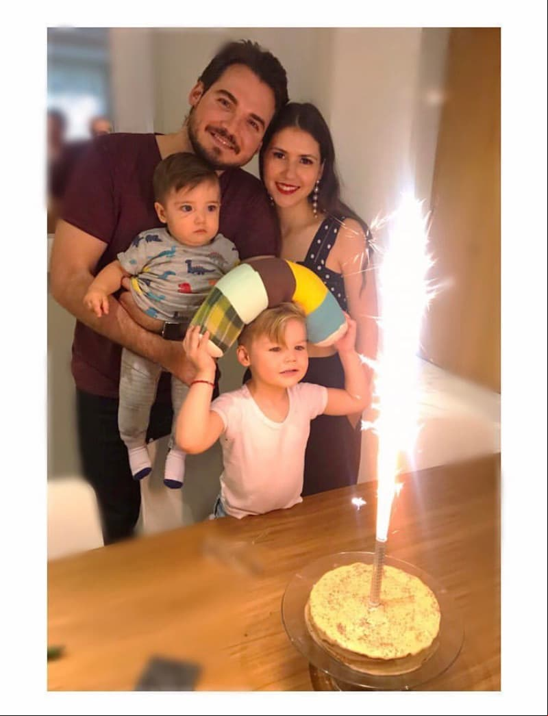 Sin embargo, ellos no son los únicos que se desempeñan en la escena pública. María, una de las integrantes de esta familia, es educadora y tiene presencia en redes sociales al compartir consejose educativos y de estilo de vida.