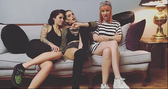En dicha emisión también se seguiría de cerca la relación entre estas mujeres, misa que dejó entrever, a lo largo de tres temporadas, los conflictos que surgían entre ellas a partir de sus diferentes personalidades.