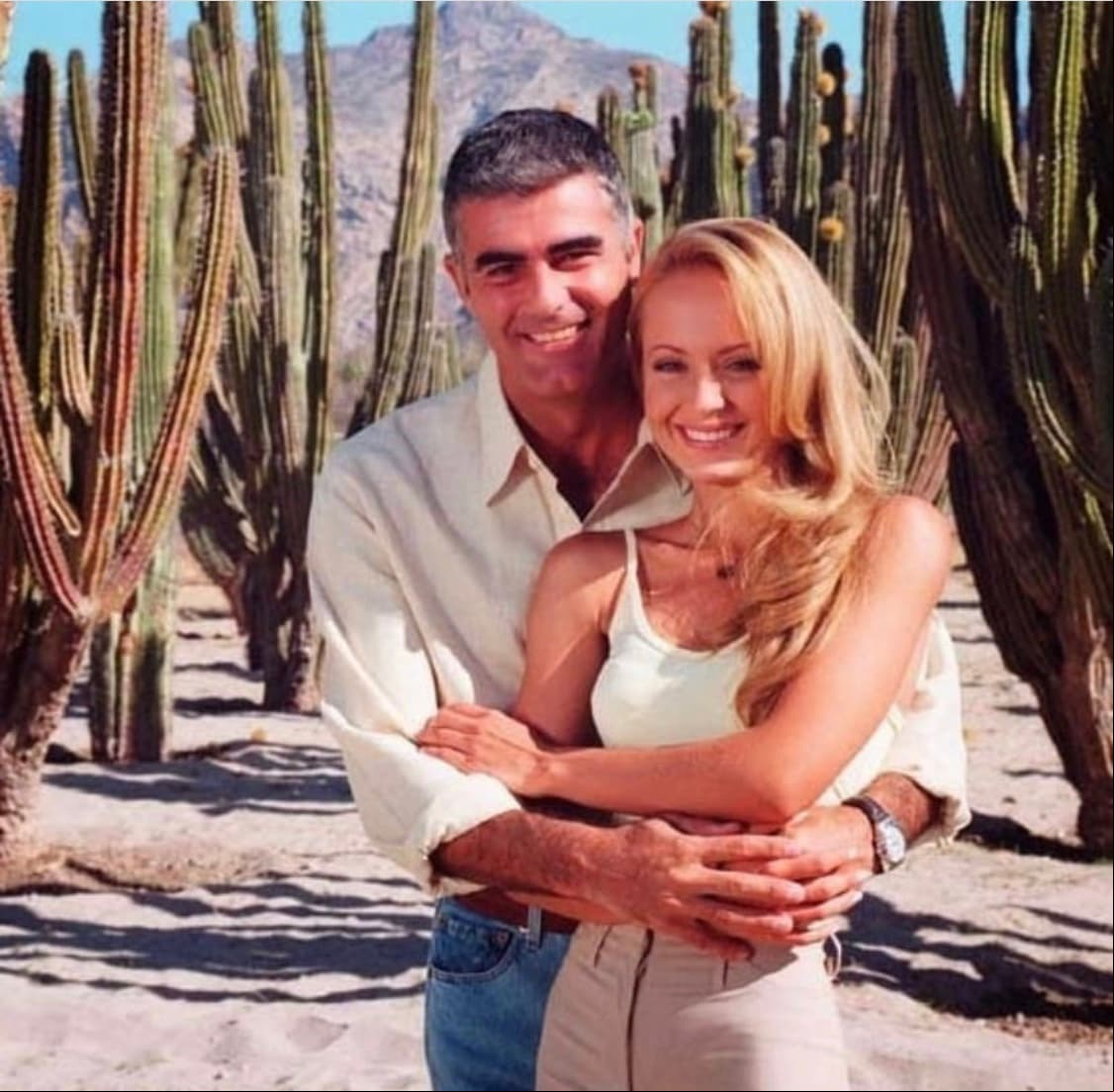 Luego vendrían 'Vivo por Elena' (1998), 'El niño que vino del mar' (1999) y 'Por tu amor' (2000), donde compartiría créditos con Gaby Spanic.