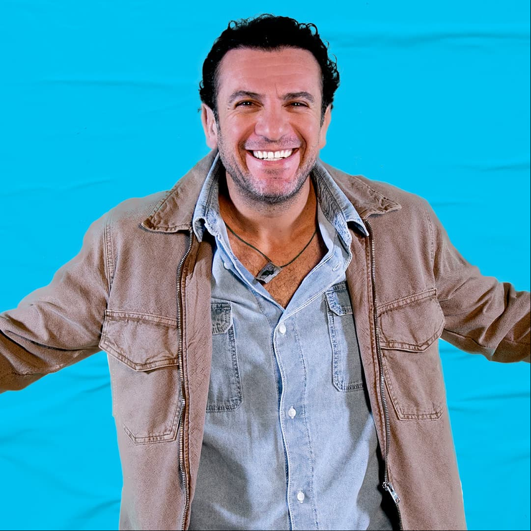 El actor Alejandro Ávila da vida a 'Germán Muñoz', amigo de 'Antonio' y trabaja como encargado de la pescadería “Pescado original", en el mercado.