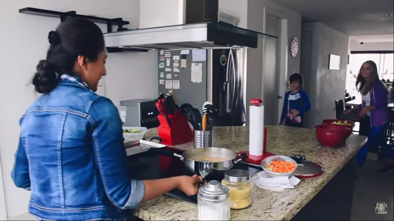 A unos pasos se encuentra otro espacio similar, donde está ubicada la estufa justo al lado de su refrigerador.