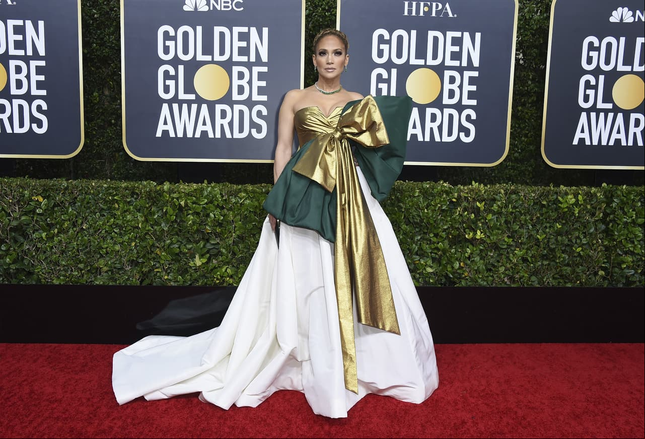 Otra que impactó fue Jennifer Lopez enfundada en Valentino, en el que destacó el gran moño en verde y dorado en su vestido blanco.