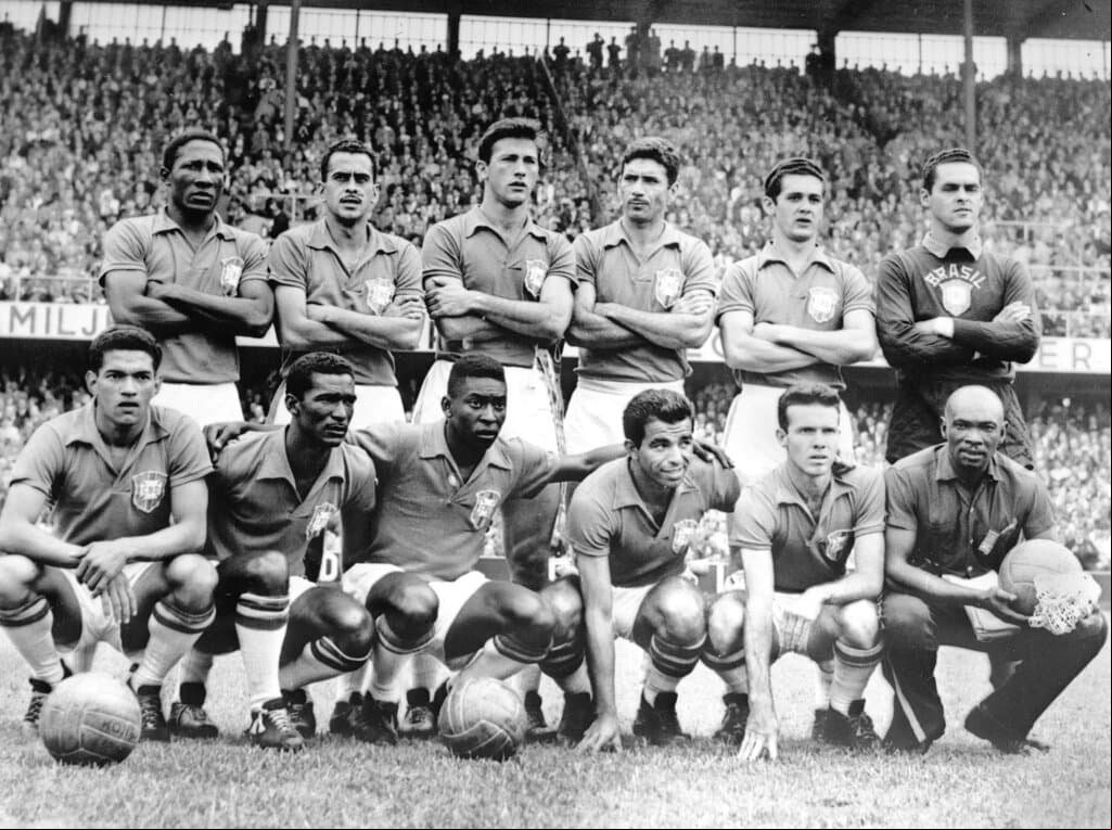 Con casi 17 años, Pelé debutó en la selección nacional brasileña en 1958, para el Mundial de Suecia, donde fue clave para ganar la Copa del Mundo. 
<br>
<br>En la imagen, el equipo nacional de fútbol de Brasil posa antes de la final de la Copa del Mundo contra Suecia en Estocolmo, el 29 de junio de 1958. Brasil derrotó a Suecia 5-2.