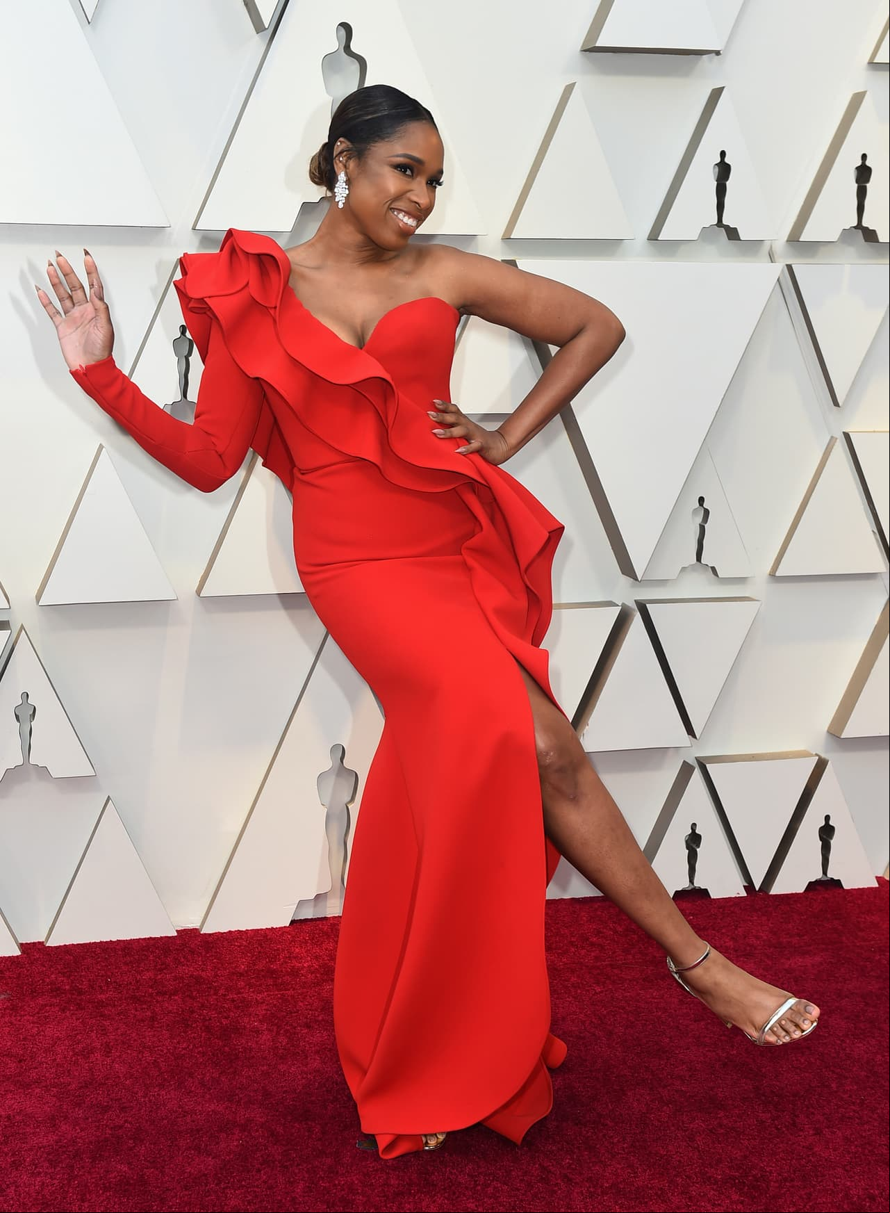 La actriz y cantante ganadora del Oscar en 2017 en la categoría de Mejor Actriz de reparto, eligió los olanes con rios color plateados.
