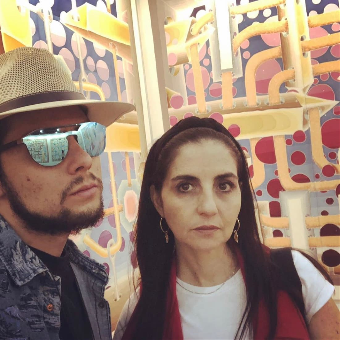 Paola, "Poly", es la más grande de los hermanos y es empresaria, de acuerdo con su cuenta de Instagram, donde suele mostrar su negocio en redes sociales.