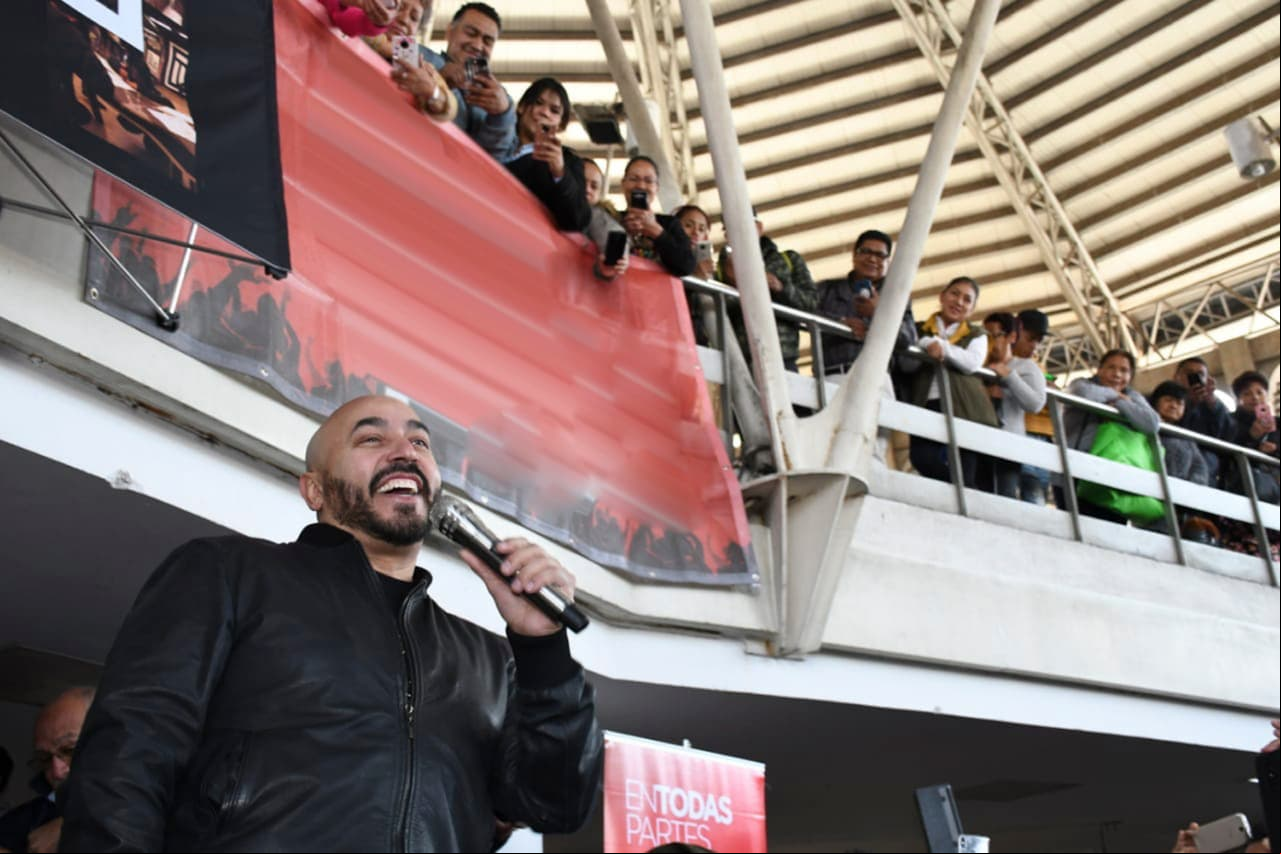 Lupillo Rivera ofrece concierto en el metro de la Ciudad de México