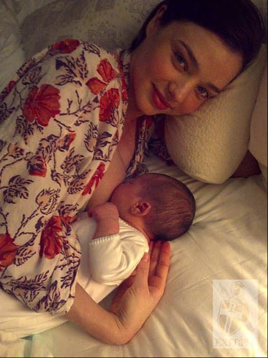 Otra top model que se pronunció a favor de la lactancia materna fue Miranda Kerr, quien fue una de las primeras en compartir fotografías en redes sociales, amamantando a su pequeño Flynn, producto de su relación con Orlando Bloom.