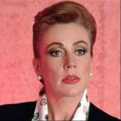 La inolvidable 'Malvina del Olmo' fue encarnada por Laura Zapata en María Mercedes, la primera telenovela en la que compartió créditos con su hermana Thalía.