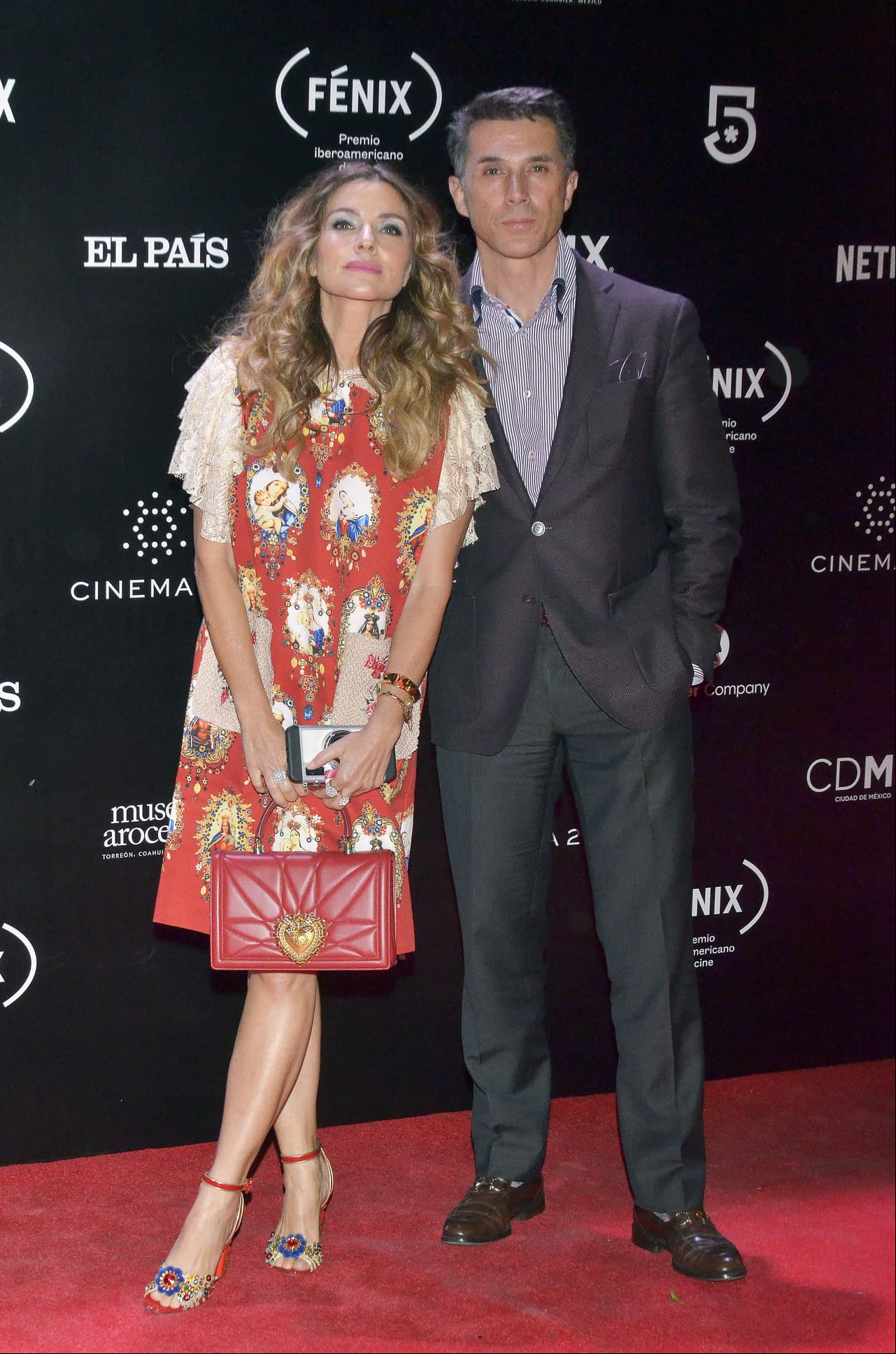 Issabela Camil y Sergio Mayer. Su relación comenzó cuando Mayer era actor, quien en 2018 fue designado a la Comisión de Cultura y Cinematografía.