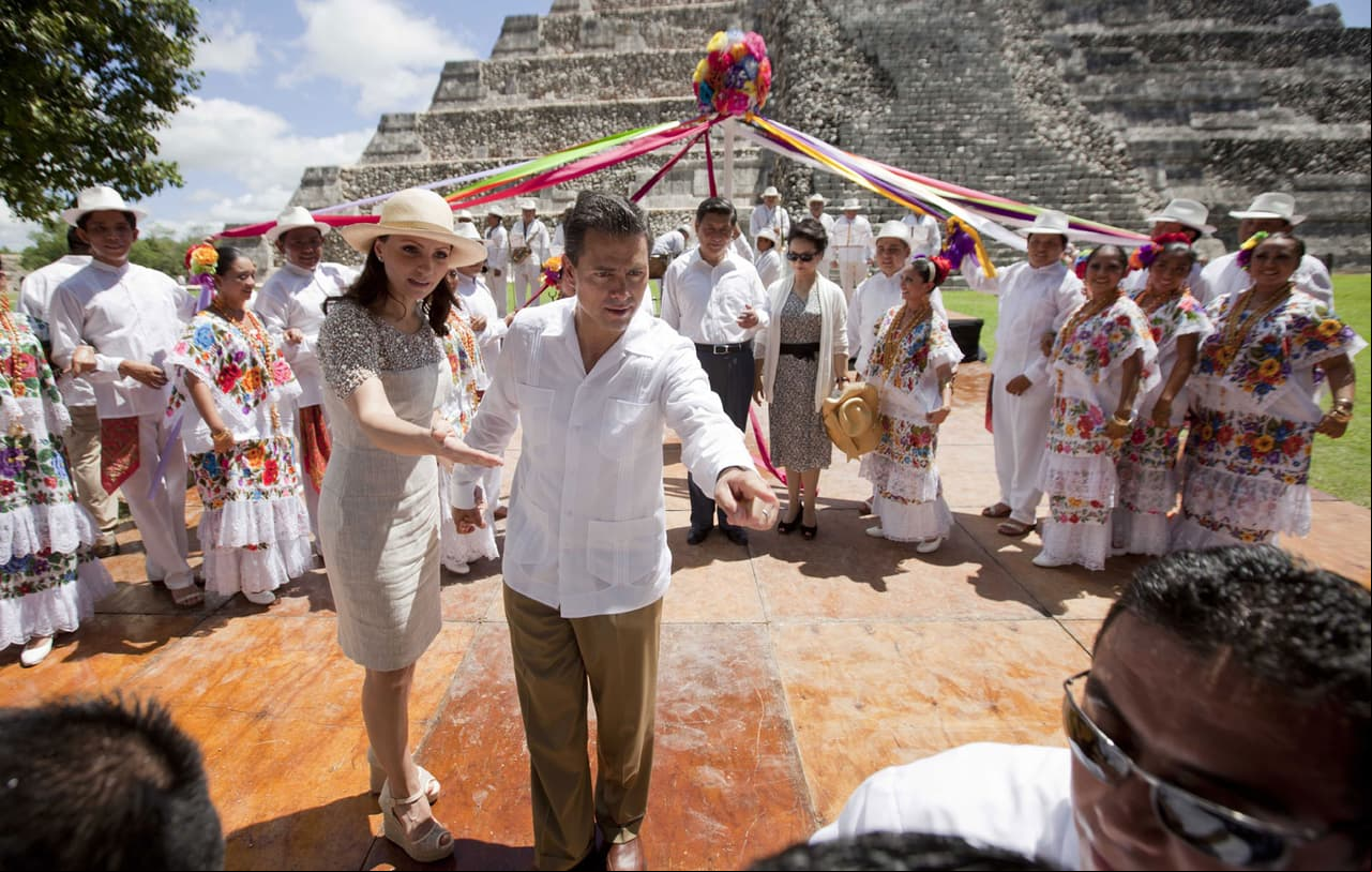 Ya como Presidente del país, Peña Nieto se hacía acompañar de Angélica en todos los eventos políticos. Este momento fue durante la visita a México del presidente de China, Xi Jinping, en 2013.
