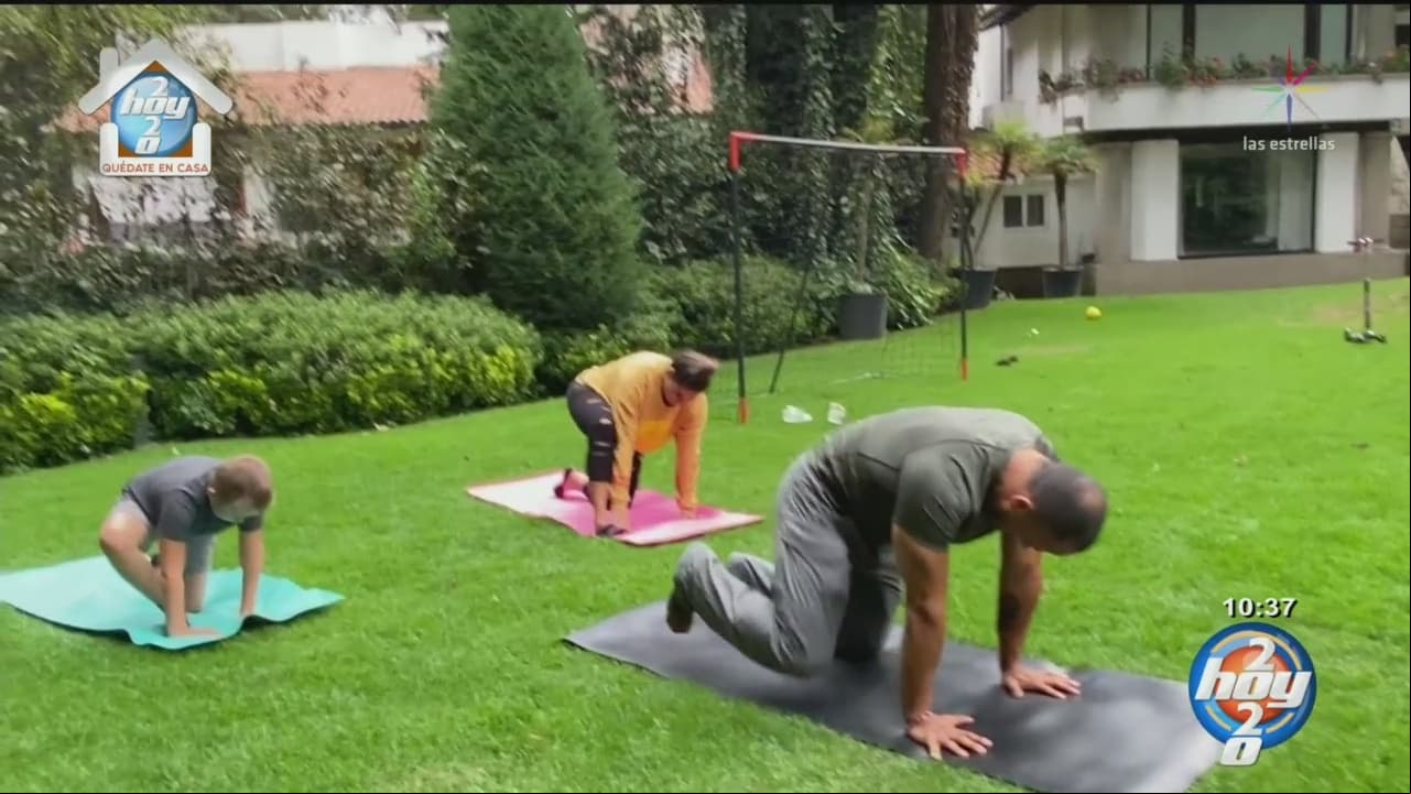 Dicho espacio está rodeado por arbustos, cercas de madera y cuenta con una cancha de futbol.