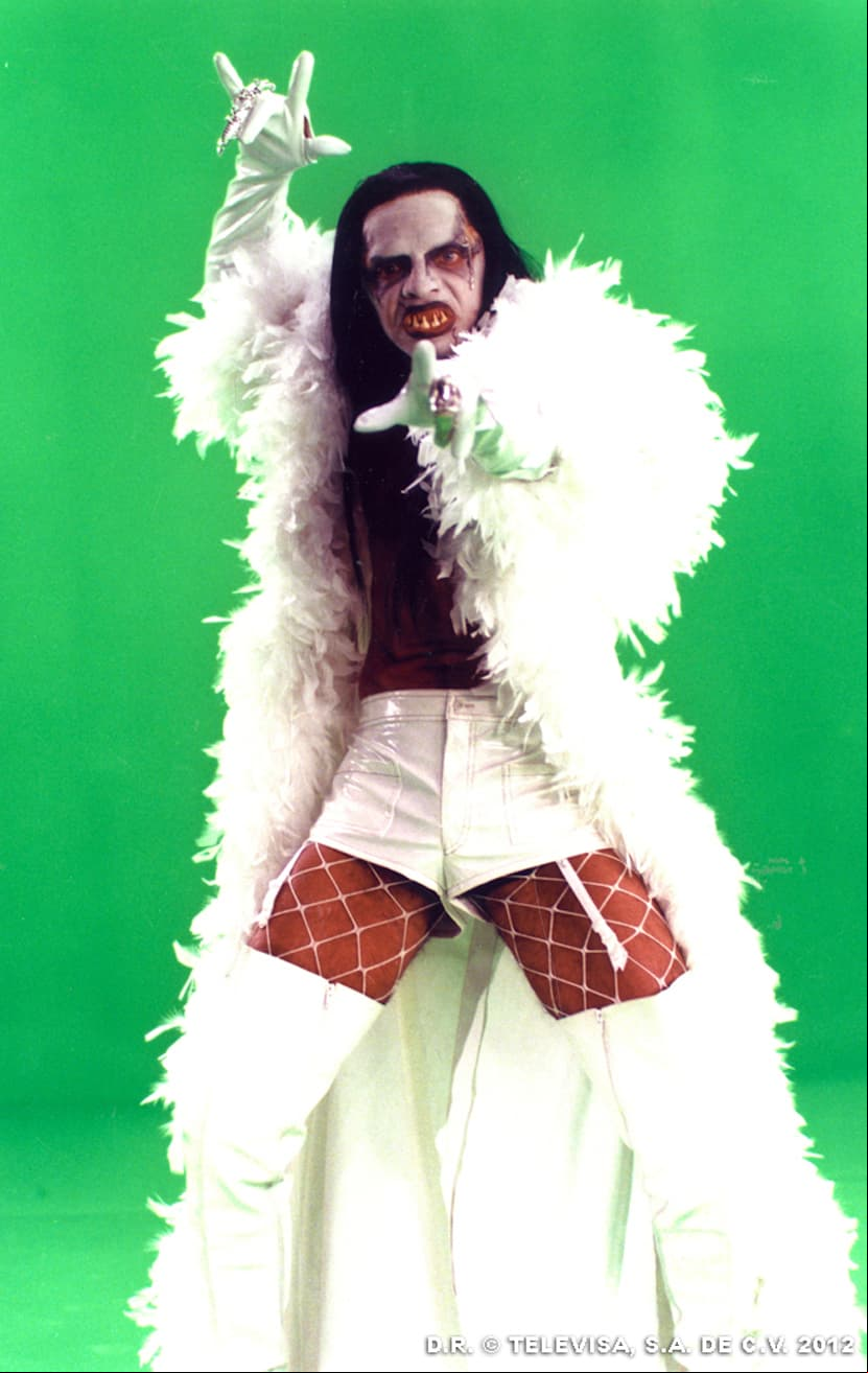 ‘Marilyn Menson’ era una parodia del cantante Marilyn Manson, quien se caracterizó por usar el cabello largo, maquillaje, ropa oscura y grandes plataformas.