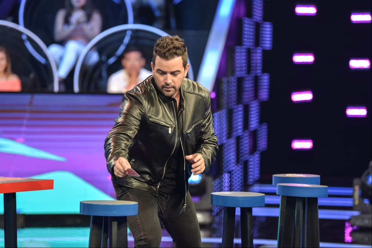 Mane de la Parra se enfrentó al juego ’Como Veo Doy’, que consiste en que el concursante debe de tomar de una mesa las 25 cartas de una baraja (5 Ases, 5 Reyes, 5 Quinas, 5 Jotos y 5 Dieces) las cuales se encuentran boca abajo para correr a acomodarlas en cinco pesas diferentes.