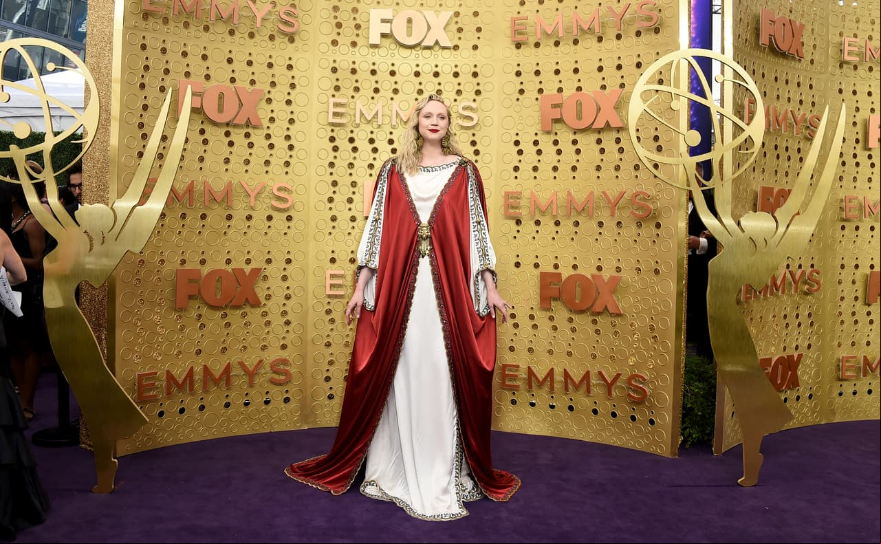 Gwendoline Christie portó un vestido de Gucci con capa incluida de inspiración medieval.