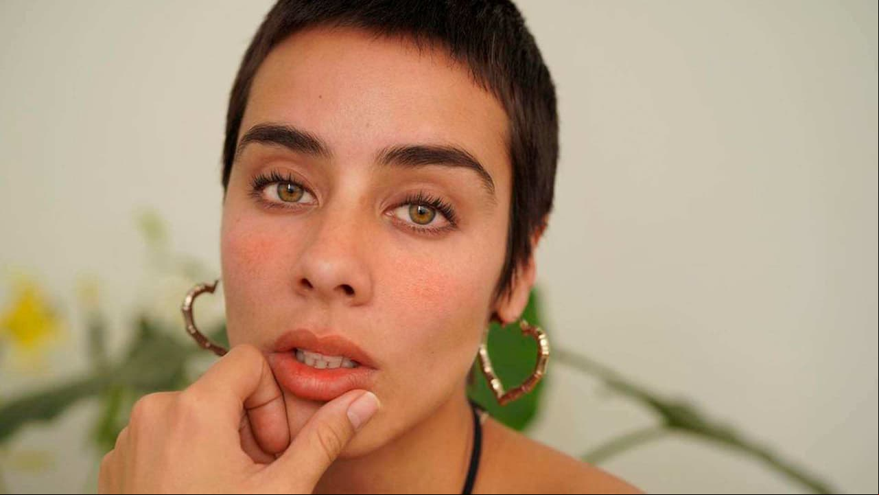 Esmeralda Pimentel abre su corazón y destapa la discriminación que sufrió por su cabello corto