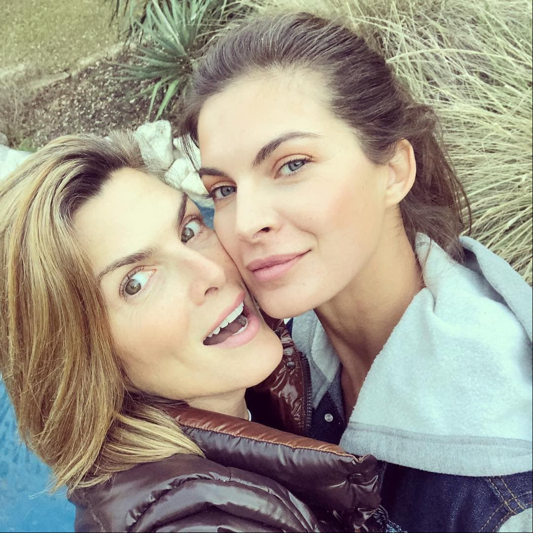 “Estuvimos en o un par de días y realmente nos caímos muy bien y teníamos muchas ganas de vernos, así que nos fuimos de ‘road trip’ (viaje en auto por carretera) a The Hamptons. Pasamos un par de días juntas y nos la pasamos muy bien y el resto es historia”, expresó.