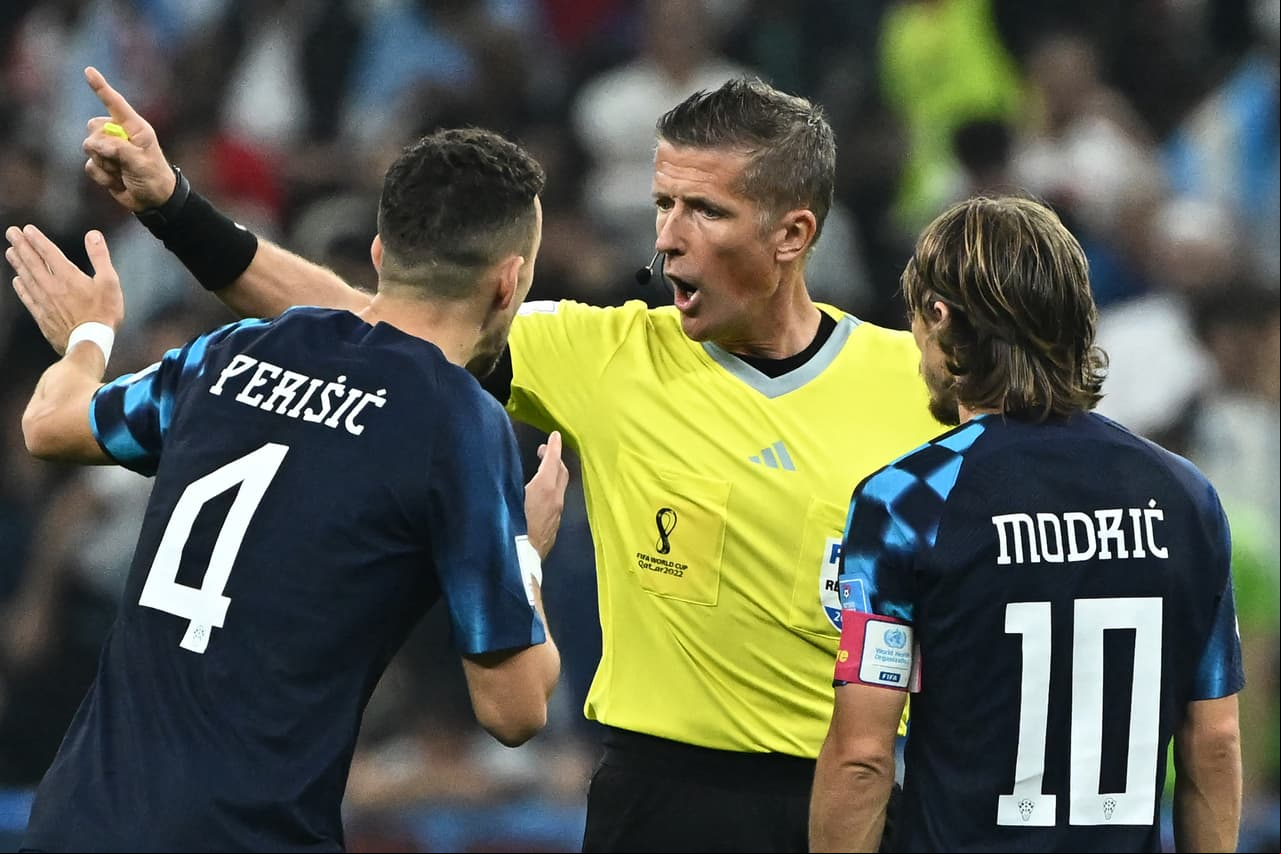 Daniele Orsato recibe reclamos por parte de Perisic y Luka Modric durante el primer tiempo.