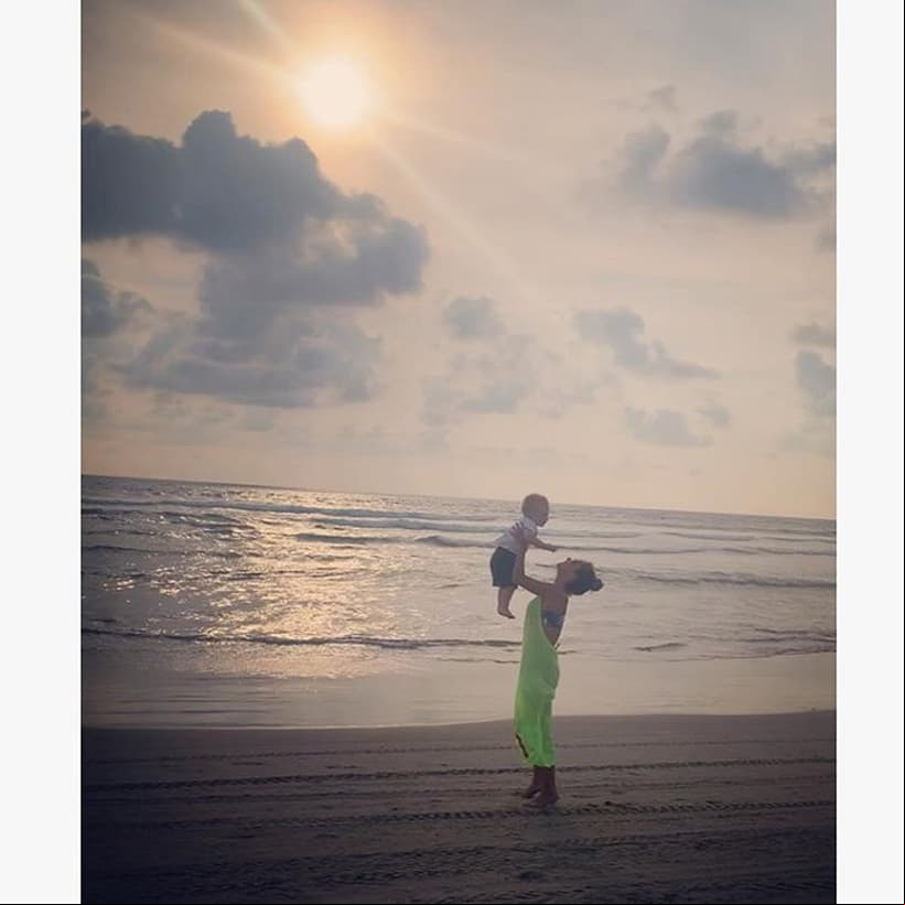 Con motivo del segundo cumpleaños de Manuel, Anahí publicó una fotografía en la que lo carga la orilla de la playa, cuya publicación consiguió casi 400 mil ‘me gusta’, mostrando el gran amor que existe entre ellos.