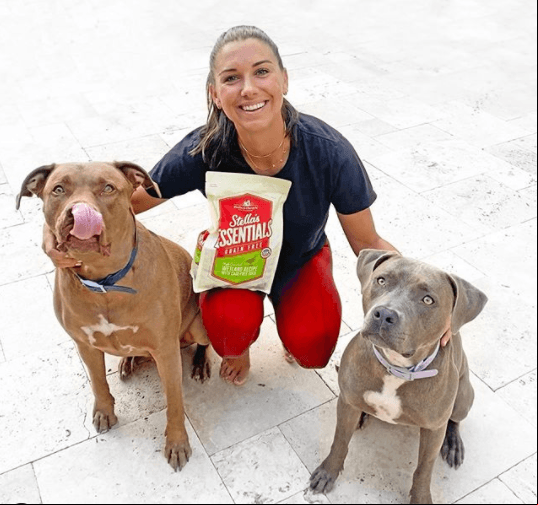La futbolista Alex Morgan tiene dos perros.