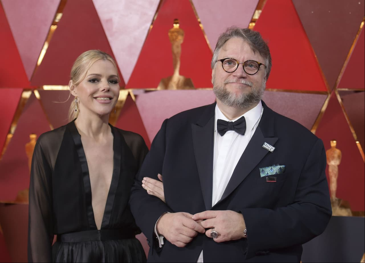 La guionista Kim Morgan y Guillermo del Toro en la gala de los Premios Óscar.