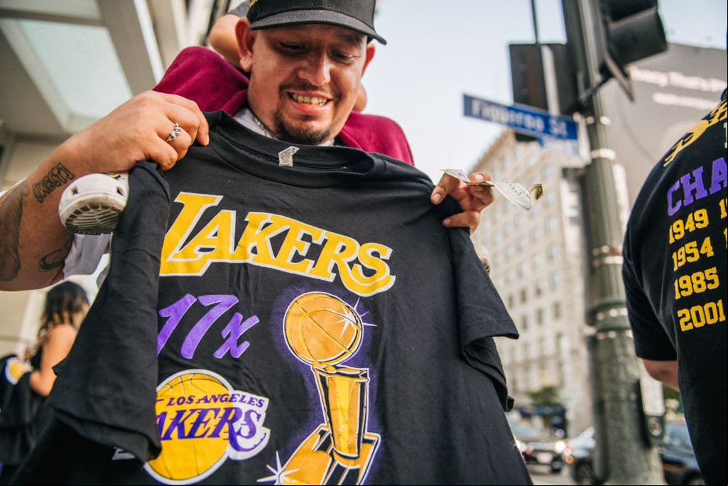 Sin importar las medidas sanitarias, fanáticos se reunieron para rendir tributo a su equipo tras 10 años de no ser campeón. Finalmente LeBron y compañía, consiguen un título más y se lo dedican a Kobe Bryant.