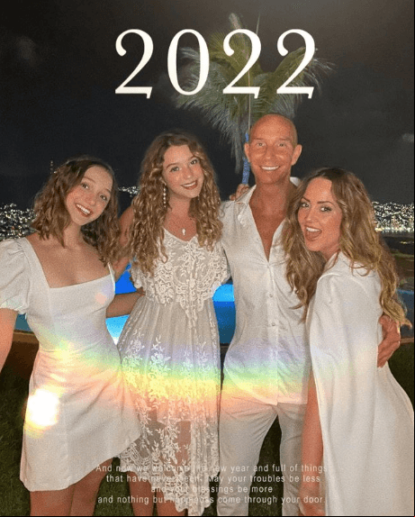 Andrea Legarreta “Que su 2022 sea mejor de lo que lo han soñado!! Bendiciones para todos!! #2022 #happynewyear #family ✨🙏🏻♥️♥️♥️♥️🙏🏻✨ Agradecida con Dios y la vida!! #AmorEterno #Juntos @ninarubinl @miarubinlega @erikrubinoficial🎉🎉🎉🎉♥️♥️♥️♥️✨✨✨✨”, escribió la conductora de Hoy.