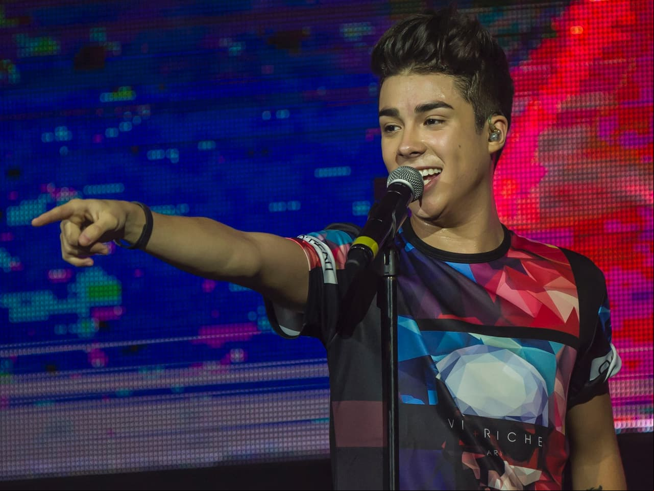¡Mario Bautista pone a bailar y cantar a sus fans en concierto!
