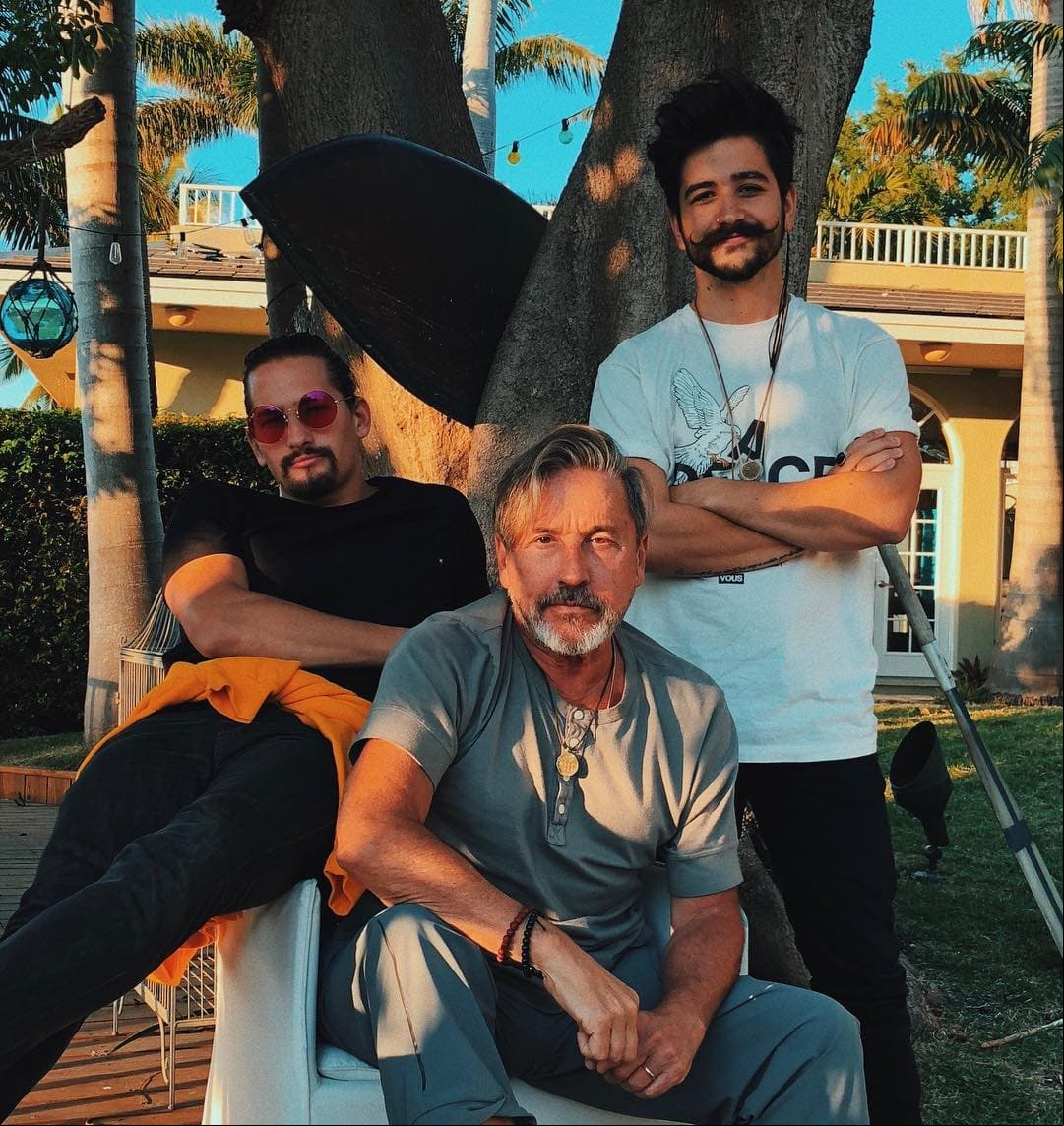 Camilo además de tener una excelente relación con Evaluna, también lo hizo con su familia, principalmente con Mau y Ricky, hermanos de la actriz e hijos de Ricardo Montaner.
