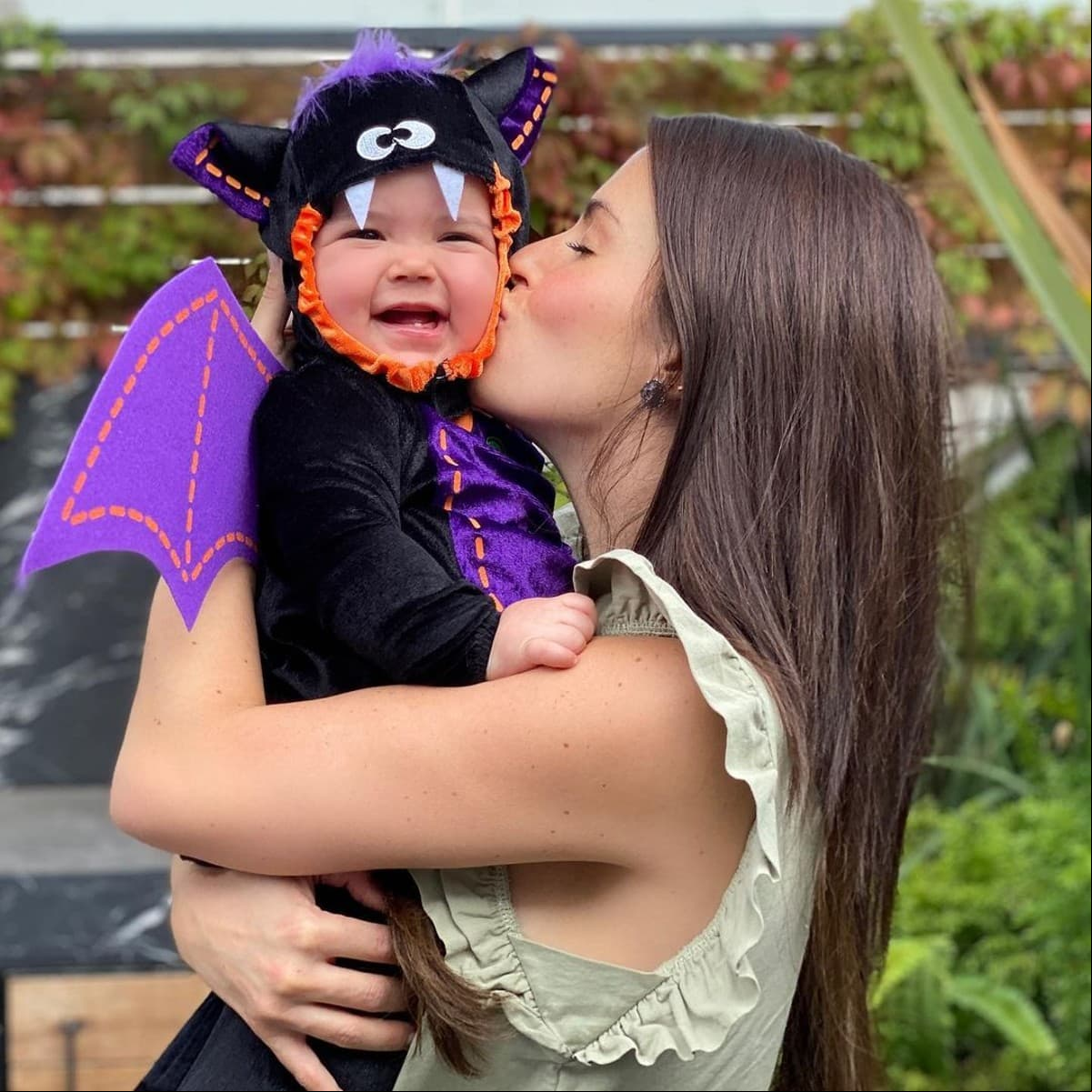 “Tu primer #Halloween hermosa murciélaga y yo la más feliz del mundo!!!”, anotó la intérprete de 39 años.