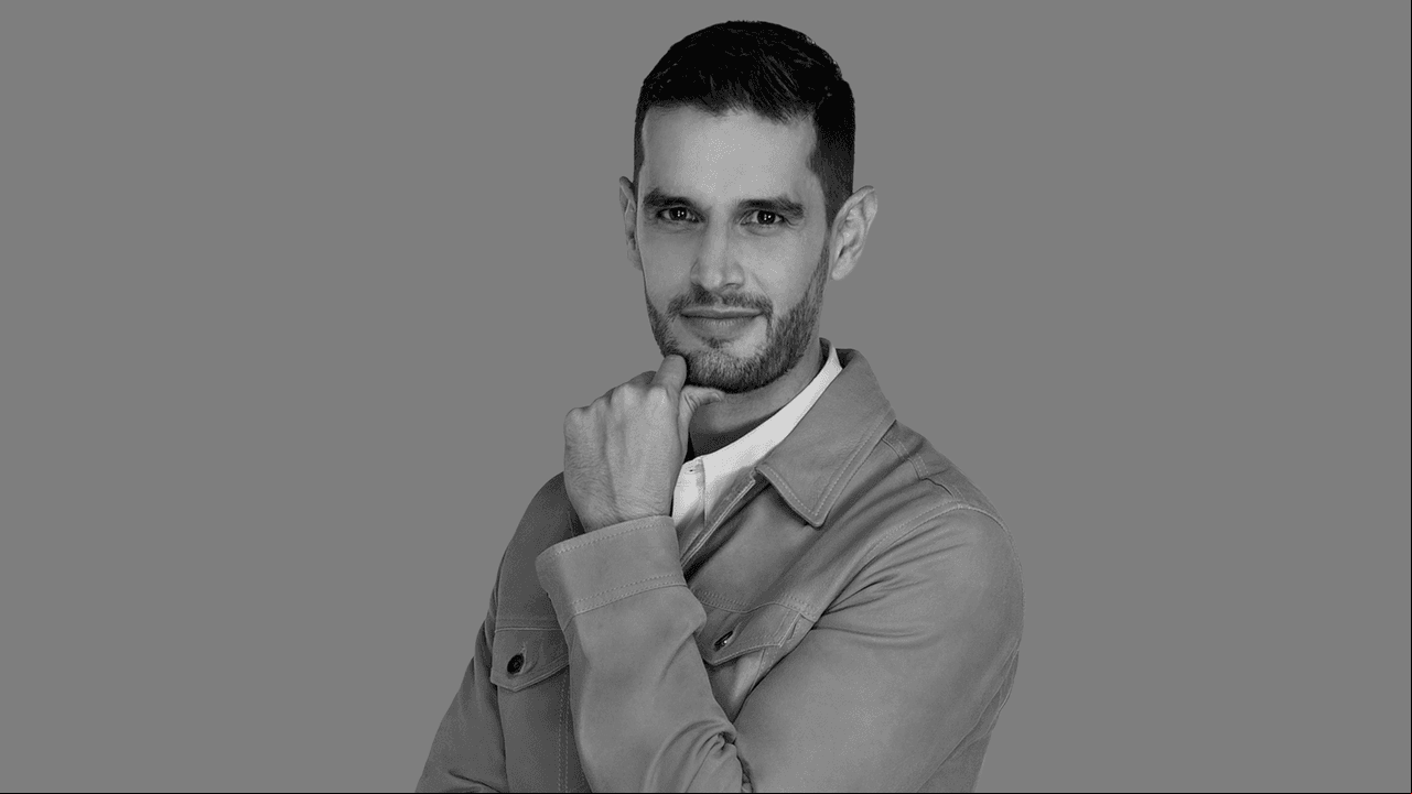 Él es Adrián Marcelo, el irreverente conductor que hará de las suyas en La Casa de los Famosos México