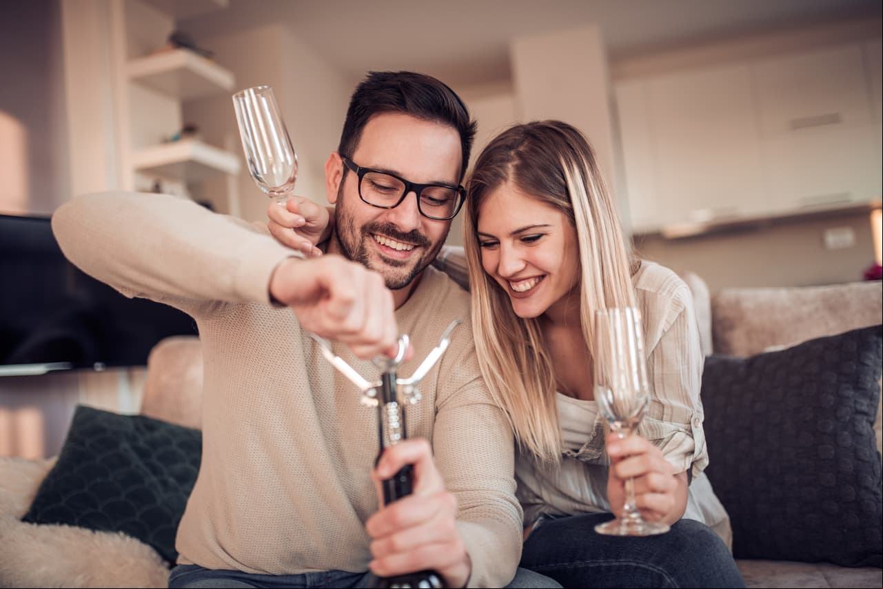 Tauro. ¡No puedes olvidar su regalo! Pues jamás te lo perdonará. Las mejores opciones son un gadget, un buen vino, algún rio de diseño o algo práctico que lleve tiempo deseando.