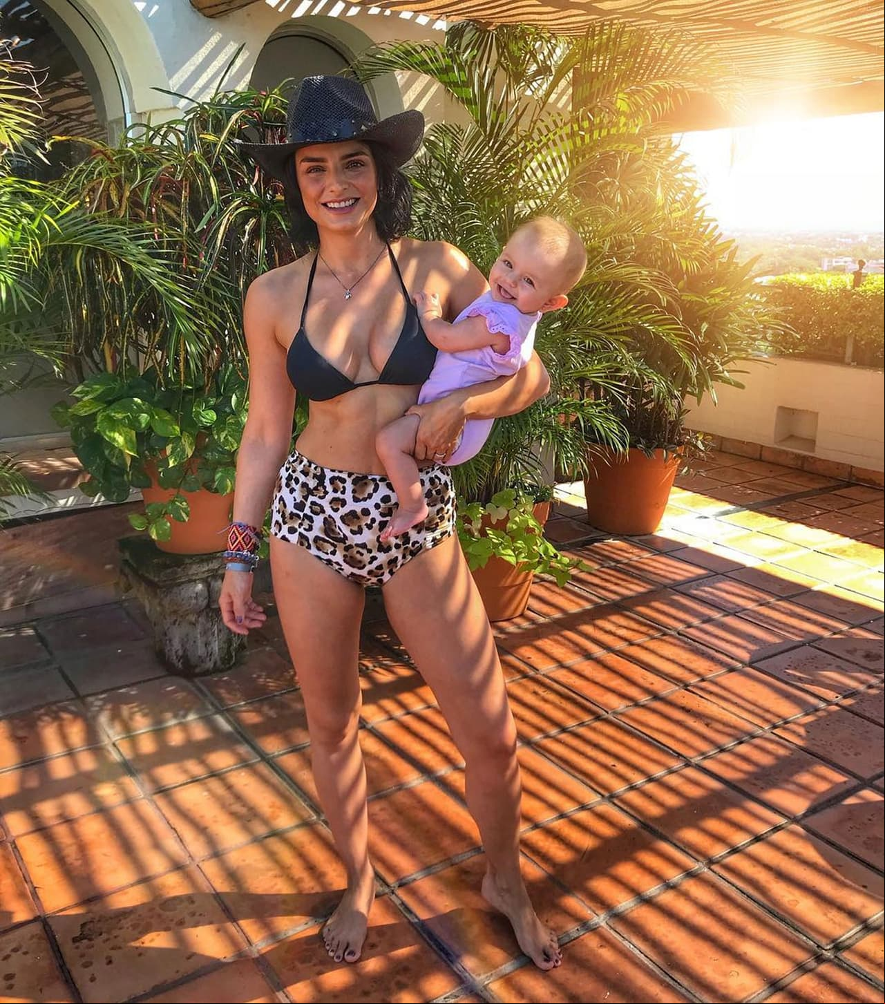Aislinn Derbez y otras famosas que enternecen las redes con sus bebés