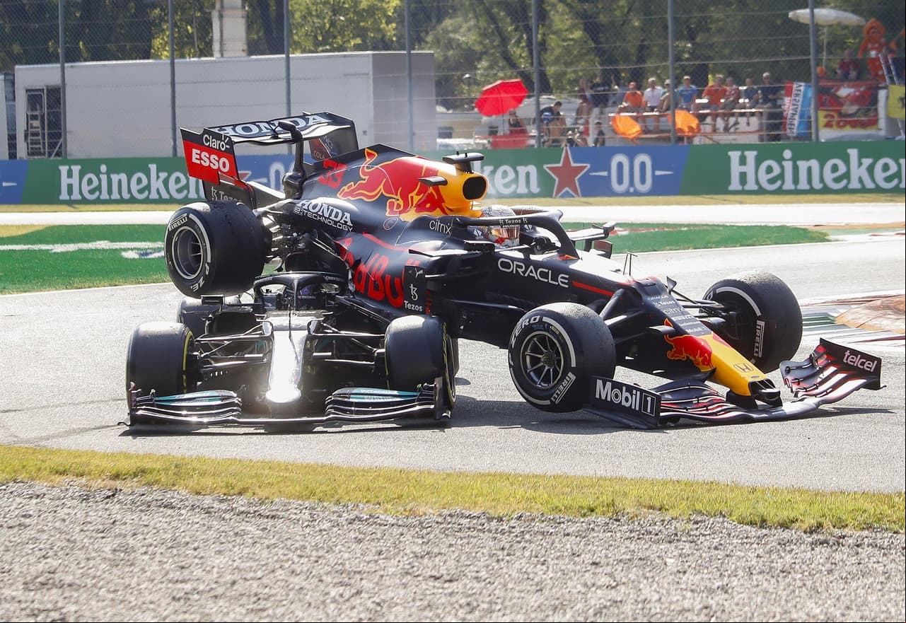 Daniel Ricciardo se lleva el Gran Premio de Italia y, en segundo lugar llegó su compañero Lando Norris, dandole a McLaren el uno dos en el podio. Max Verstappen y Lewis Hamilton tuvieron un incidente al inicio de la carrera, dejándolos fuera, mientras que Sergio Pérez llegó en tercer lugar pero tras una penalización, cayó a la quinta posición.