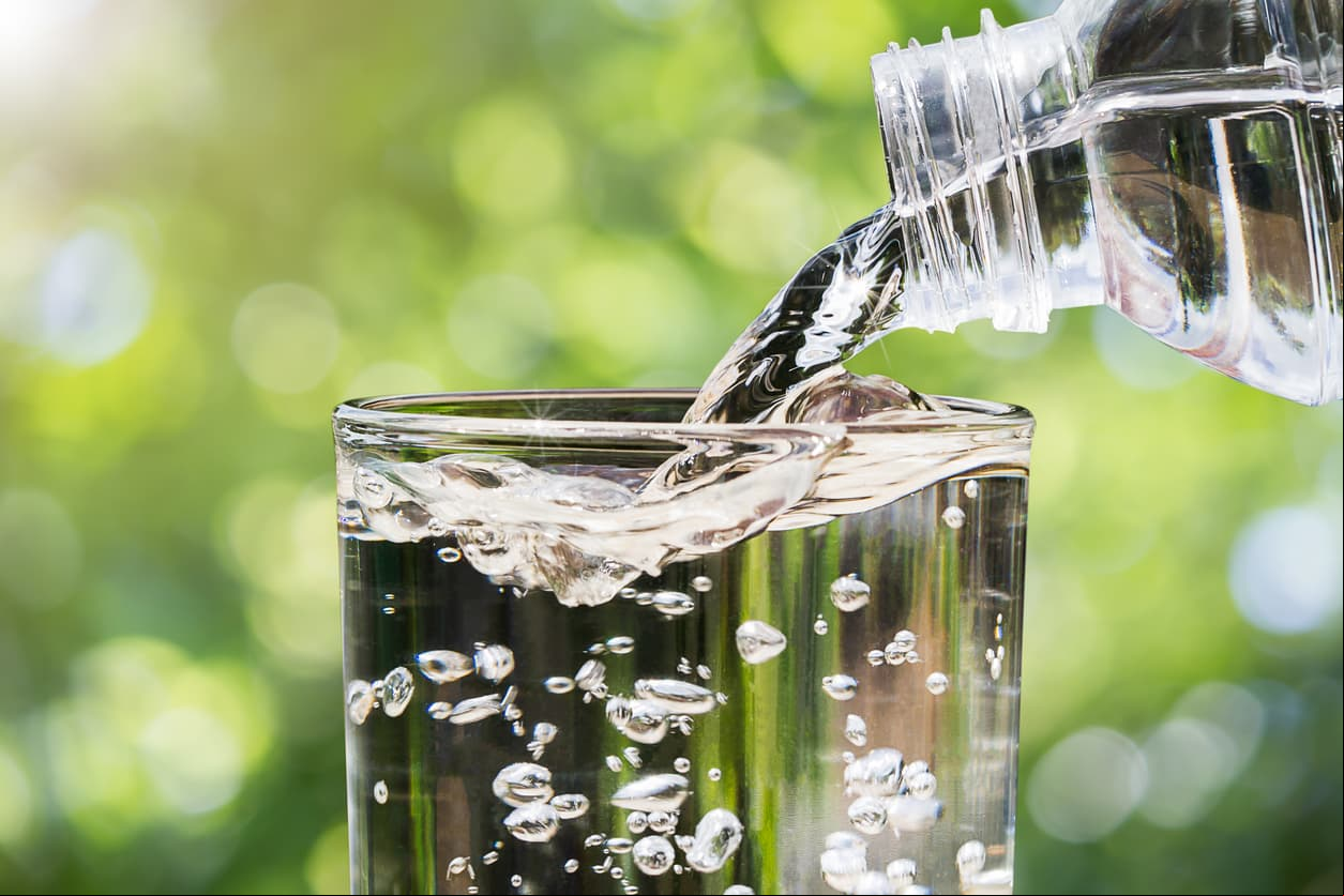 4.- Mucha agua. La cuota mínima para estar saludables e hidratados son 2 litros. ¡No negociables!